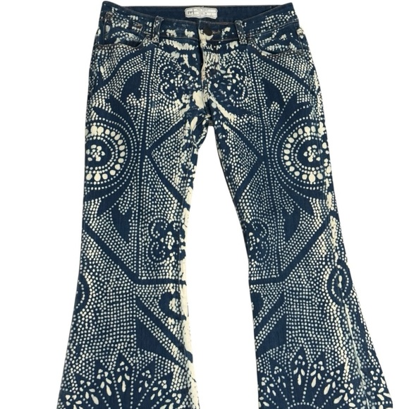 FREE PEOPLE Bohemian Blue and White Flare Pants Low‎ Mid Rise Size 26 Festival - Picture 2 of 7